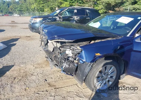 2014 Chrysler 200 Lx z USA, uszkodzony, nr VIN 1C3CCBAB4EN122665